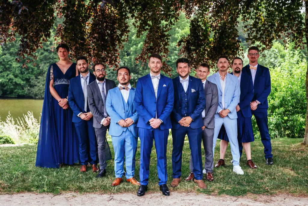 Photo de groupe d'un marié avec ses garçons d'honneur