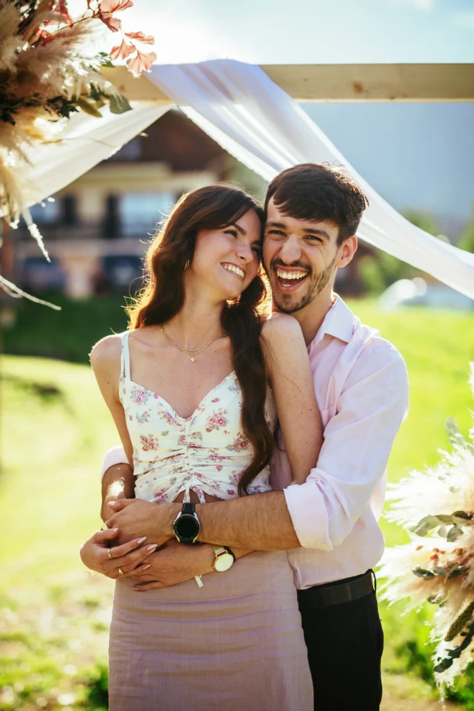 Photo de couple invités sous le soleil à un mariage en Haute-Savoie