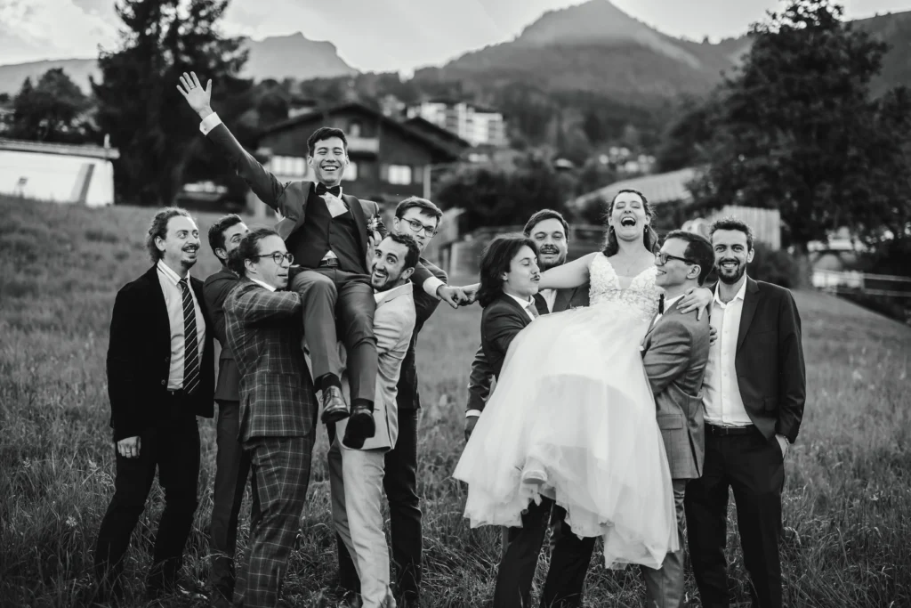 photo de groupe d'amis lors d'un mariage à la montagne