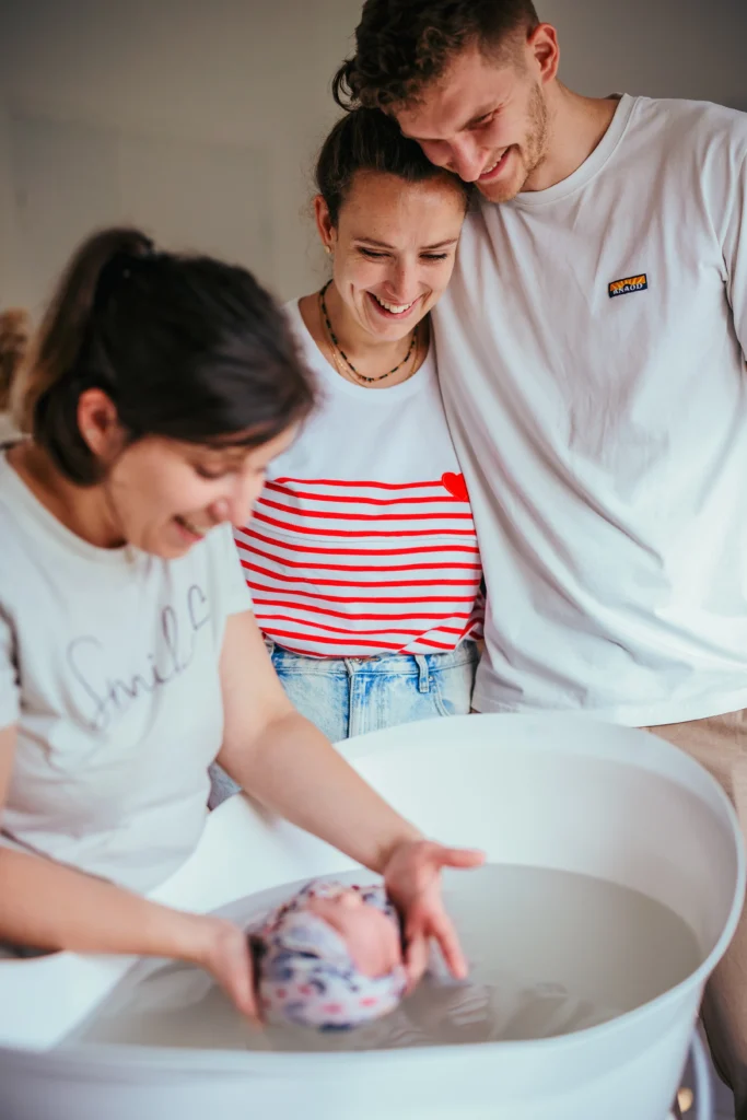 Joie de parents lors d'un bain thalasso bébé dans le Maine et Loire