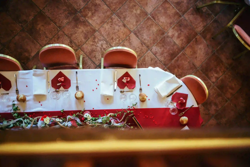 décoration table de mariage coeur et rouge