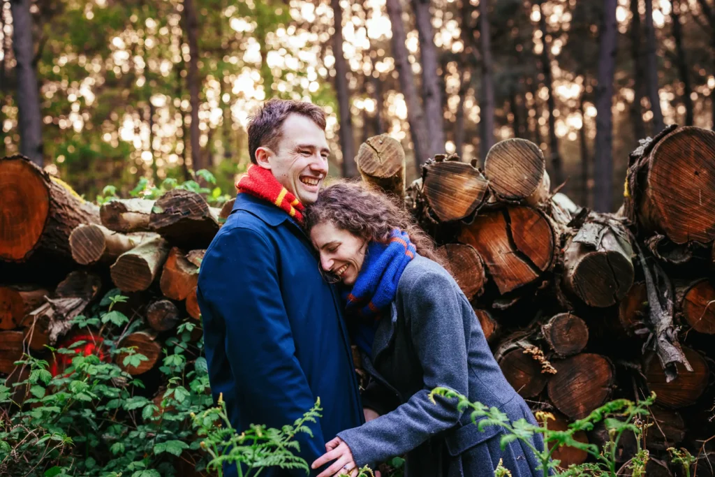 shooting photo couple avec écharpes colorées
