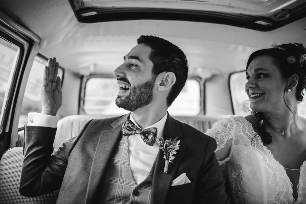 mariés en combi volkswagen pour leur mariage vintage