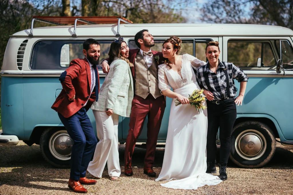 photo de groupe de mariage vintage devant un combi