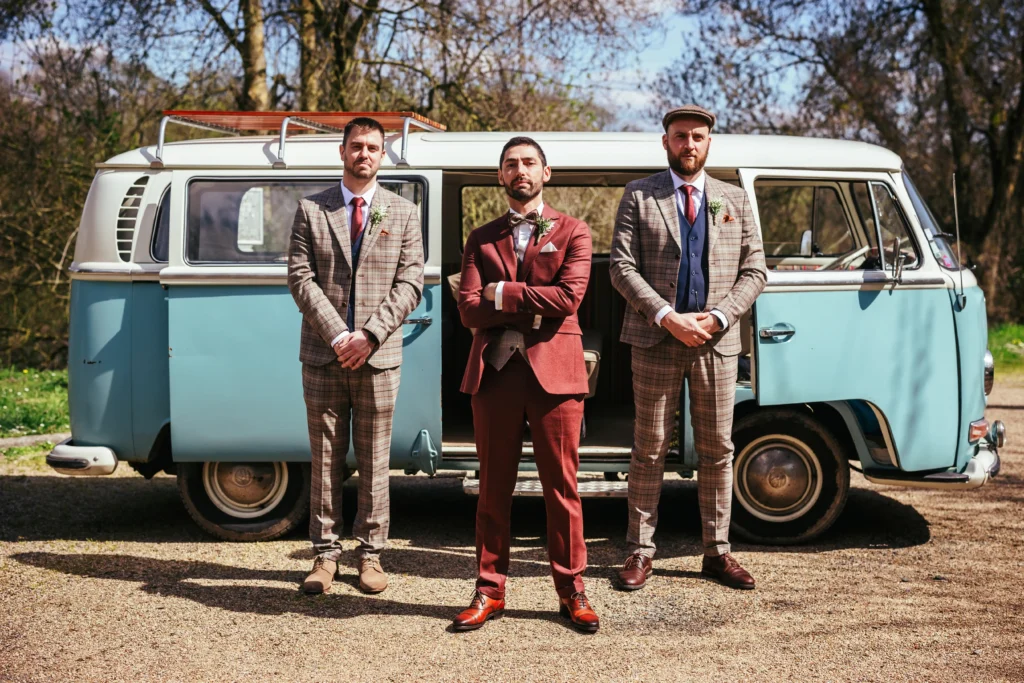 Photo de groupe marié et ses témoins devant un combi vintage