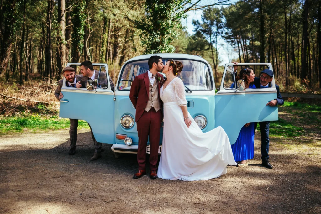 Photo de groupe en mariage devant un combi vintage rétro