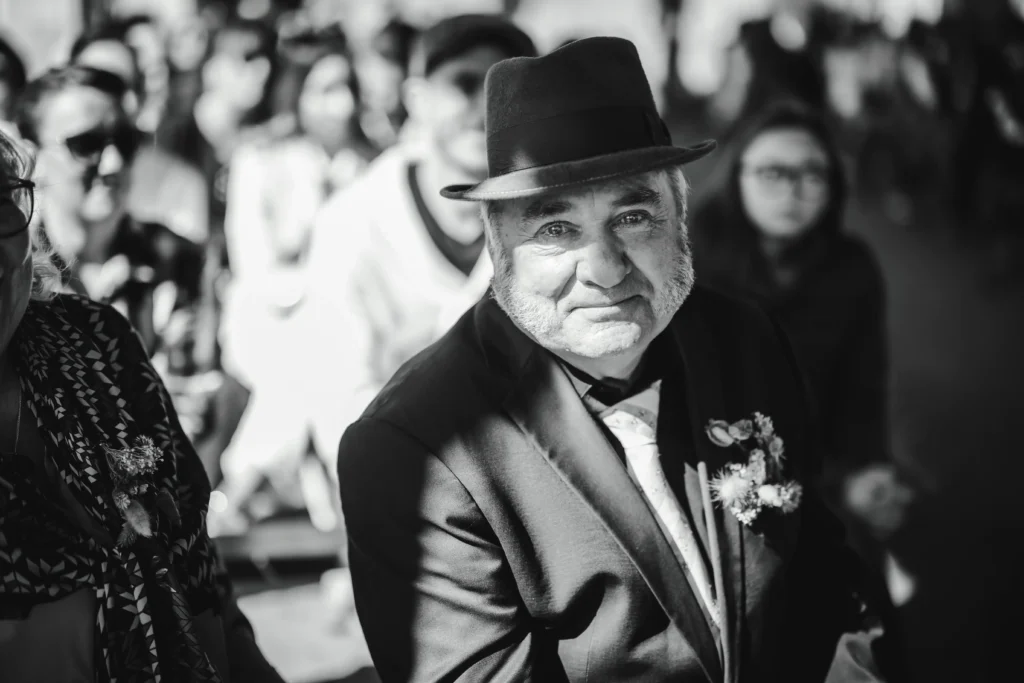 Emotion d'un papa lors de la cérémonie de mariage vintage laïque