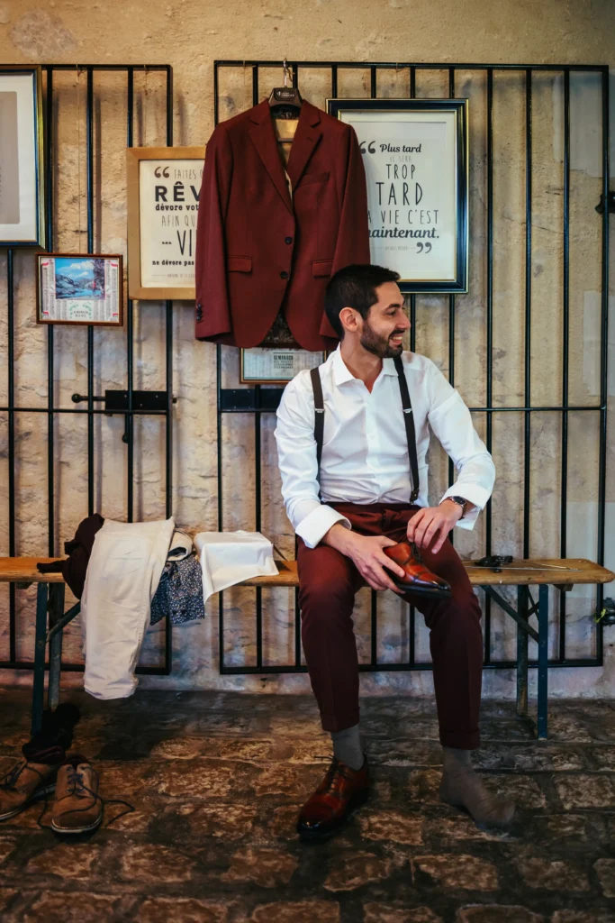 Homme qui met ses chaussures à son mariage vintage au domaine du marchais bouchet