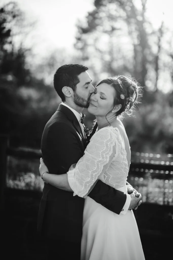 Photo de couple noir et blanc au domaine du Marchais Bouchet