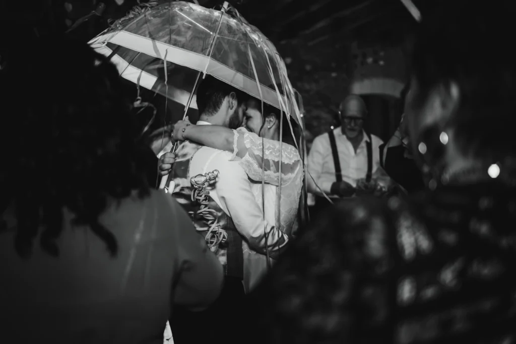 Animation du parapluie lors d'un mariage au domaine du Marchais Bouchet