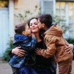 calin d'enfants avec leur maman lors d'une séance photo famille à l'arboretum d'Angers