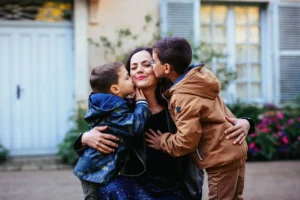 calin d'enfants avec leur maman lors d'une séance photo famille à l'arboretum d'Angers